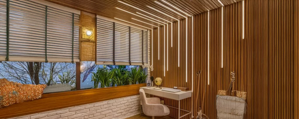 Ambiente moderno com fita LED embutida em sancas, criando iluminação indireta aconchegante.Demonstrar como a fita LED pode valorizar o design de interiores com iluminação discreta e sofisticada.