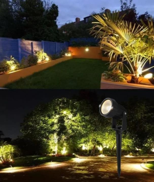 Luminária espeto LED em destaque sobre gramado, projetada para ambientes externos, resistente à chuva e ideal para paisagismo noturno.