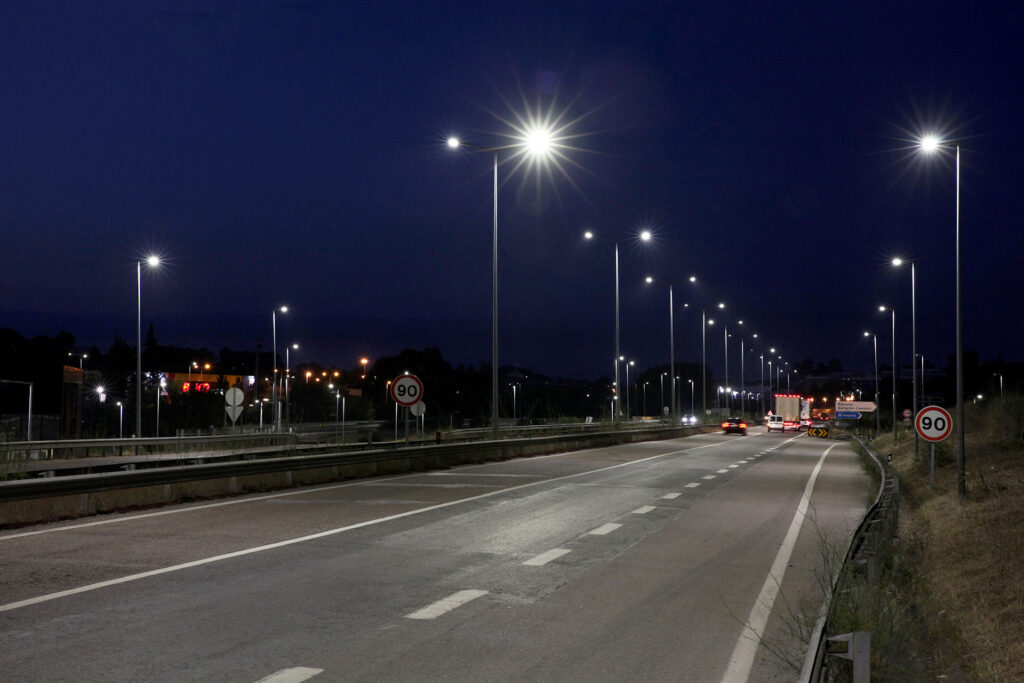 Luminárias públicas de LED em via expressa, exemplo de tecnologia eficiente em grandes cidades.